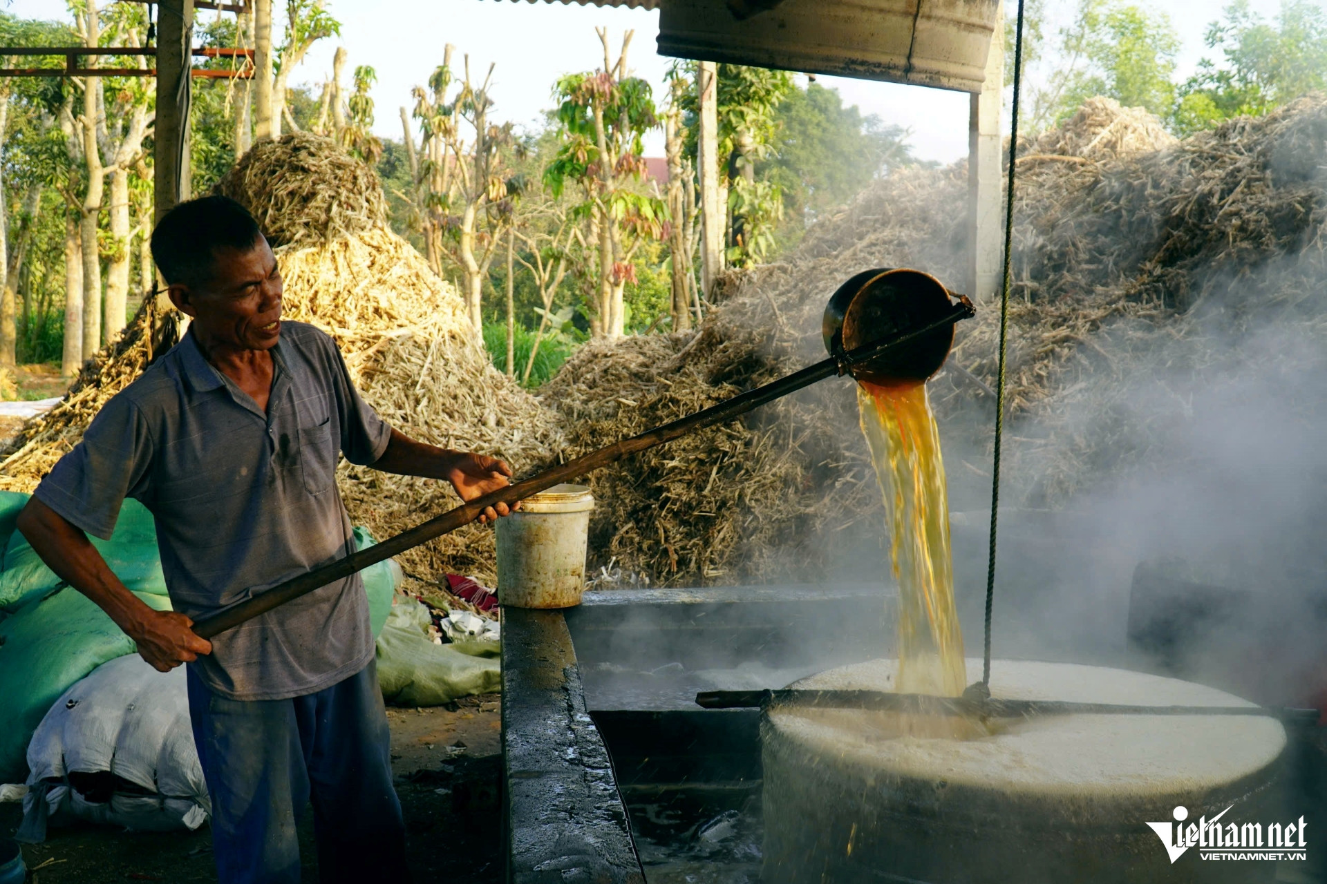 W-a1Xuyên đêm ép mía vẫn không.jpg