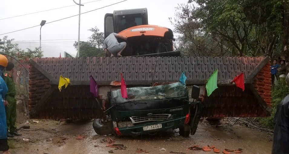 Xe tải làm sập cổng chào ở Đà Nẵng, 2 người tử vong