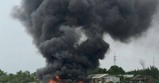 Bản tin cuối ngày 24/1: Ghe chở 3 người bất ngờ bốc cháy dữ dội trên sông