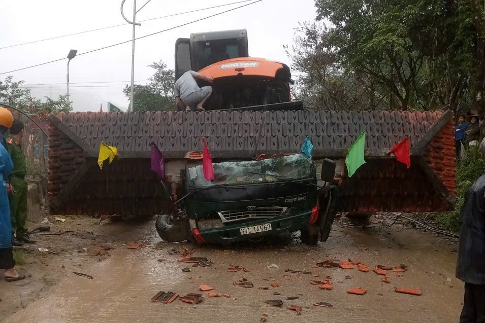 Bản tin chiều 23/1: Xe tải làm sập cổng chào ở Đà Nẵng, 2 người tử vong