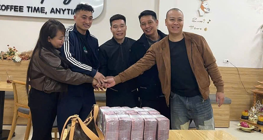 Ba người nhặt được bao tải chứa gần 1 tỷ đồng gần cao tốc Pháp Vân - Cầu Giẽ