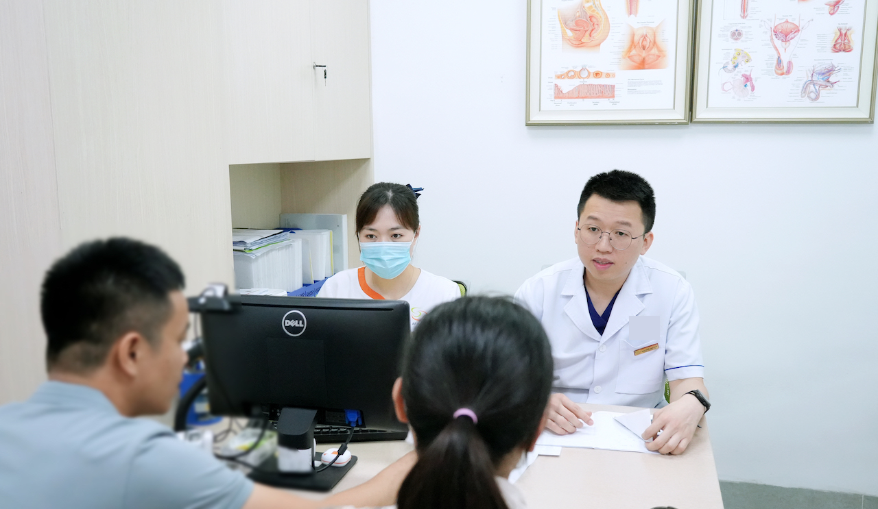 BSCKI Nguyễn Thành Trung, Trưởng khoa Khám Bệnh đang tư vấn cho bệnh nhân.png