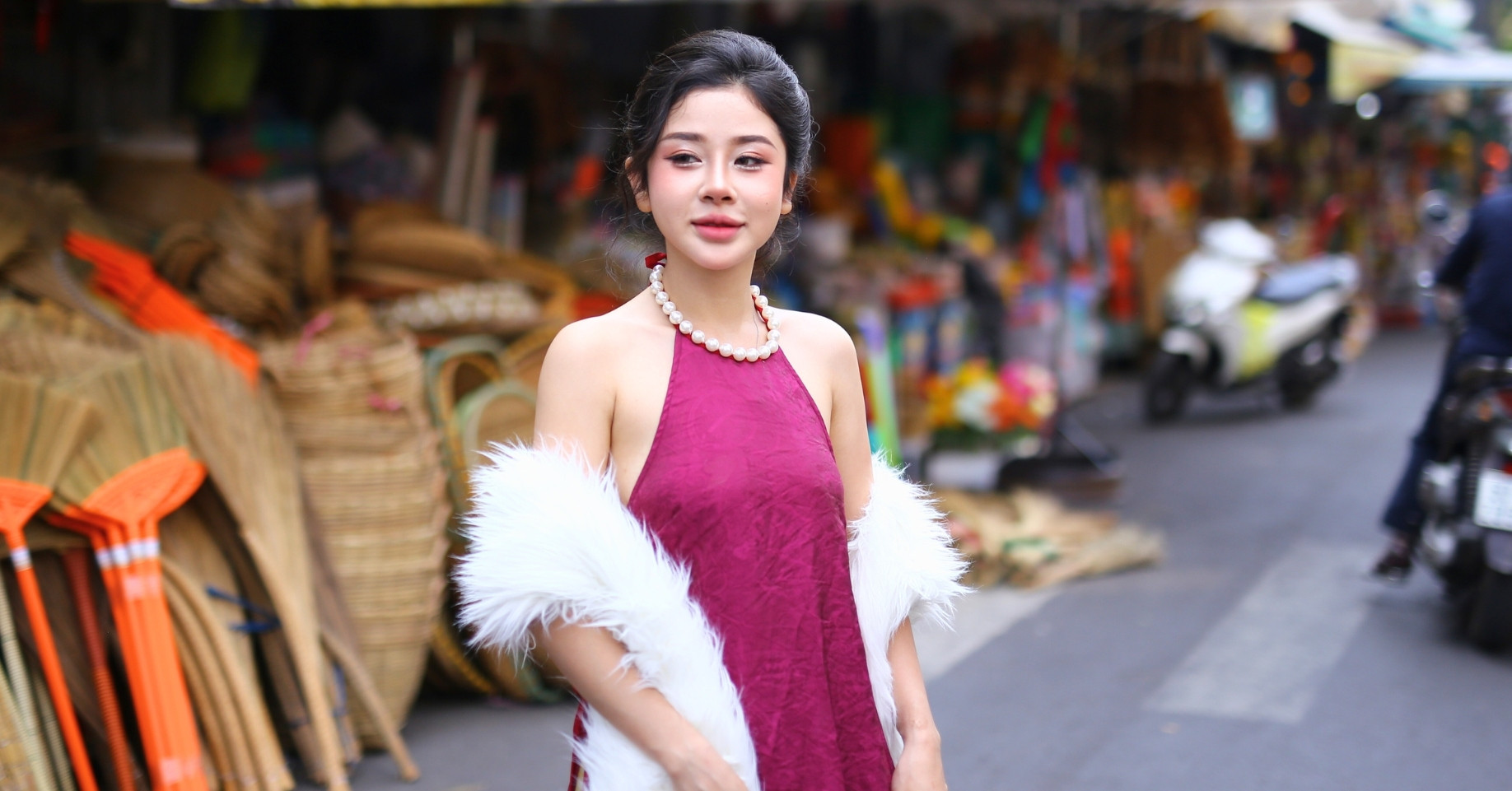 Các 'nàng thơ' xúng xính áo dài, rủ nhau đến chợ Biên Hòa chụp ảnh Tết