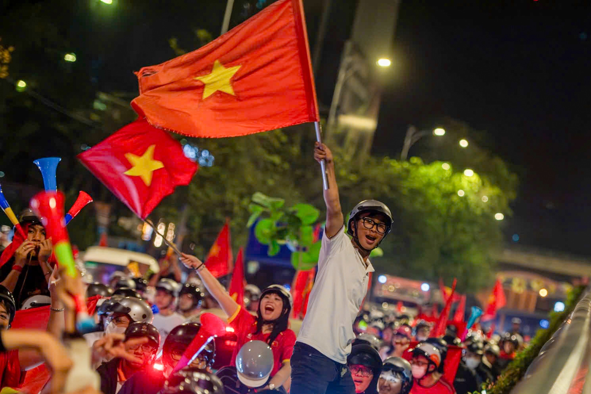 CĐV TPHCM, Hà Nội 'đi bão' trong đêm khuya mừng thành tích của U23 Việt Nam