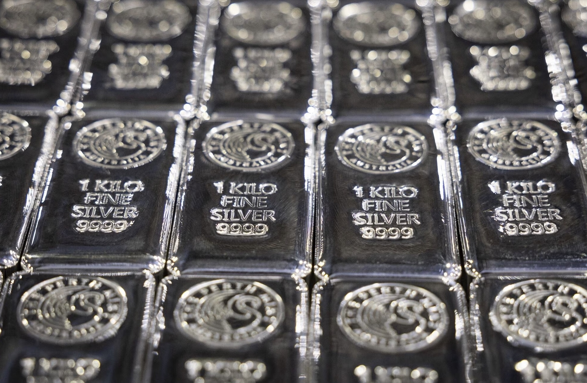 Giá bạc tăng nóng, lãi 4 triệu chỉ sau một ngày: Nhà đầu tư có nên 'đu đỉnh'?