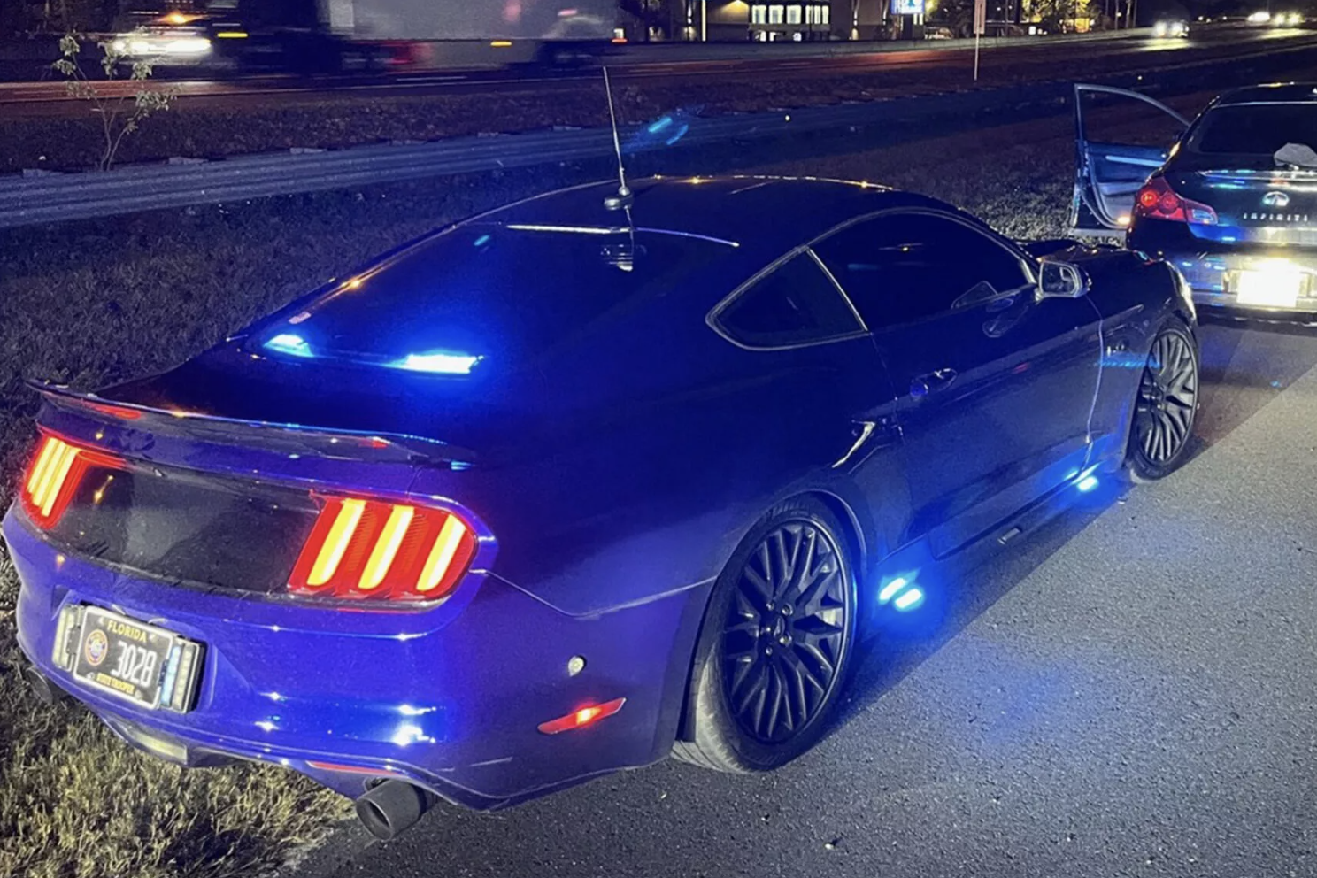 Tài xế lái xe quá tốc độ lên tới 240 km/h, cảnh sát vẫn đuổi kịp bằng Mustang GT