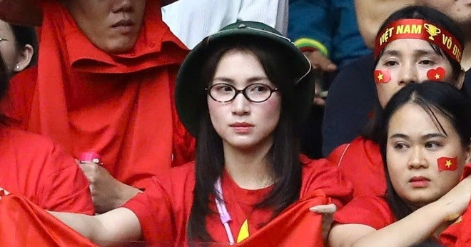 Hòa Minzy bật khóc vì U23 Việt Nam, cầu thủ Đình Bắc bất ngờ vào bình luận