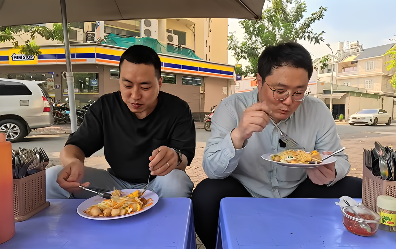 khach han thu mon bot chien o tphcm 2 (1).png