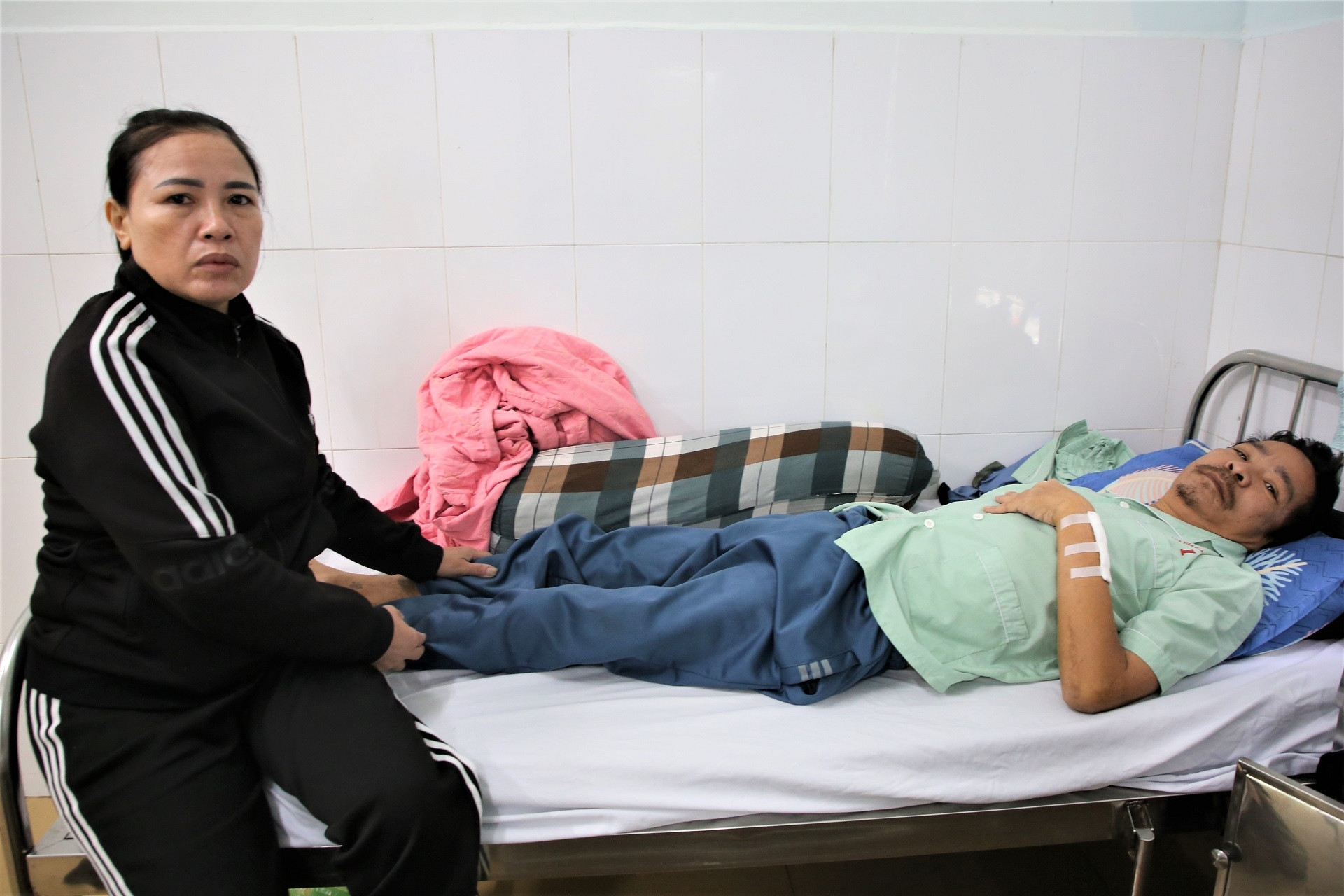 Lời khẩn cầu từ tận cùng bế tắc của người vợ nghèo cố níu giữ sự sống cho chồng