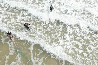 Nghề 'đi giật lùi' kéo 'lộc trời' từ cát, kiếm bạc triệu mỗi ngày