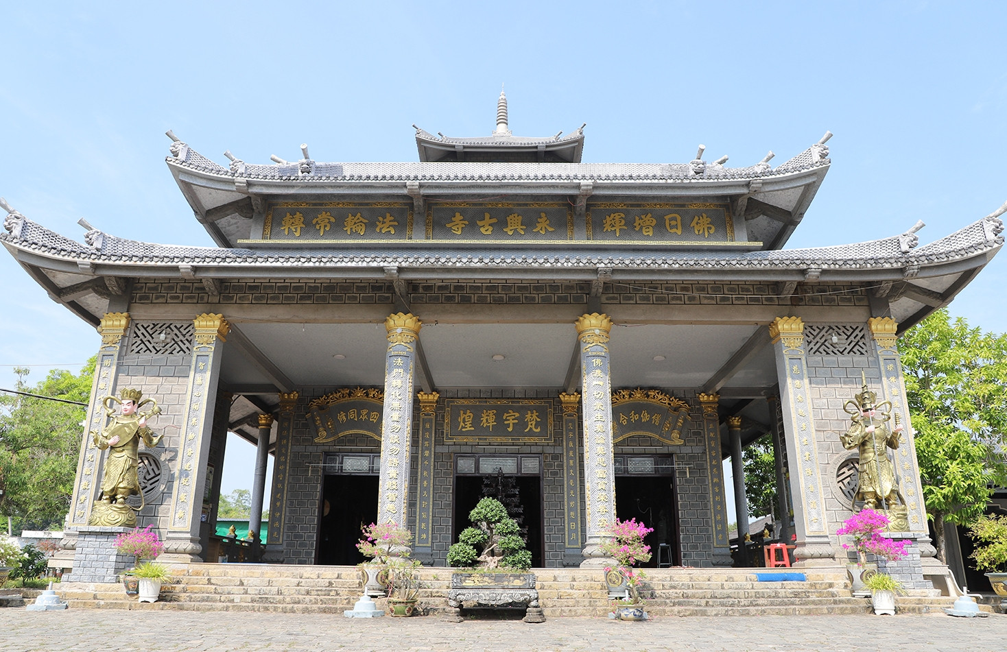 Ngôi chùa bằng đá hiếm thấy thu hút du khách đến chiêm bái ở miền Tây