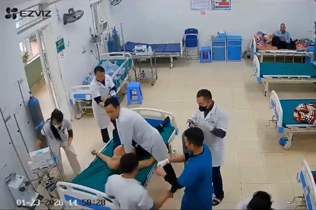 Người phụ nữ đột ngột ngừng tim khi đang chờ khám vì khàn tiếng