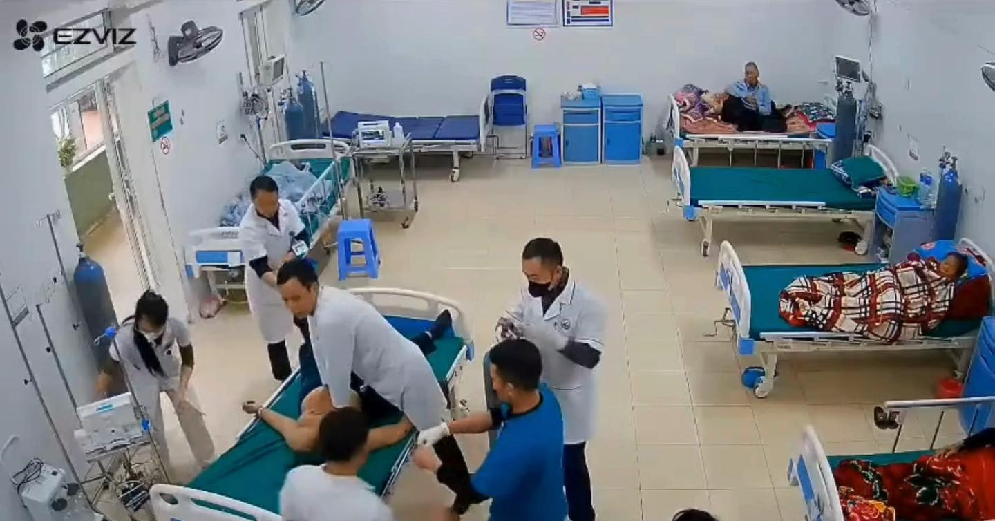 Người phụ nữ đột ngột ngừng tim khi đang chờ khám vì khàn tiếng