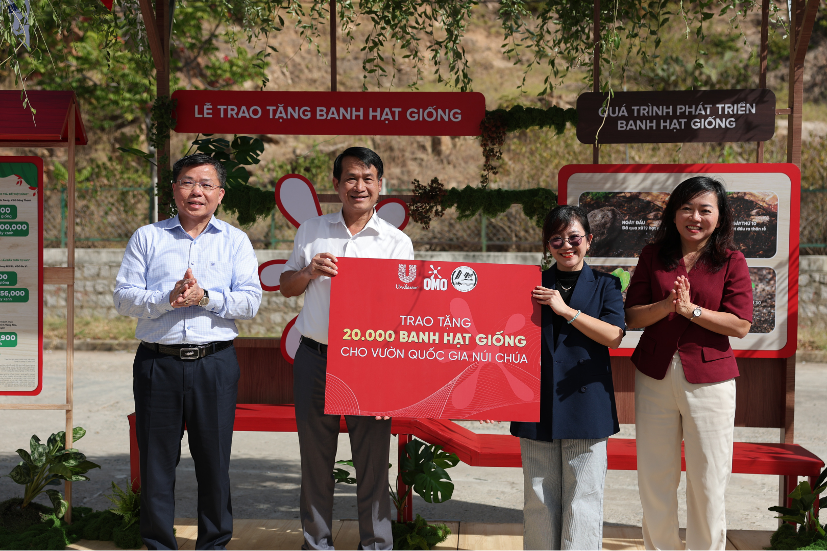 OMO trao tặng 20.000 banh hạt giống cho Vườn quốc gia Núi Chúa