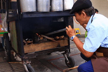 Ông lão nhóm lửa trên vỉa hè TPHCM bán món gia truyền 50 năm, Việt kiều mê mẩn