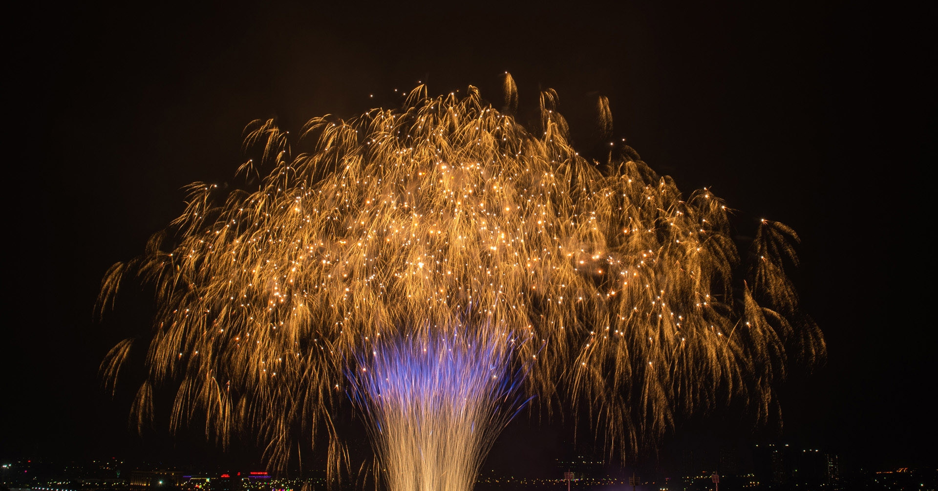 Pháo hoa chào mừng thành công Đại hội 14 của Đảng rực rỡ trên bầu trời Hà Nội