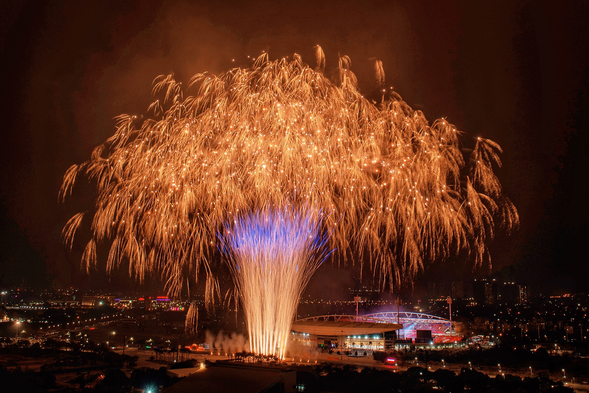 Pháo hoa chào mừng thành công Đại hội 14 của Đảng rực rỡ trên bầu trời Hà Nội