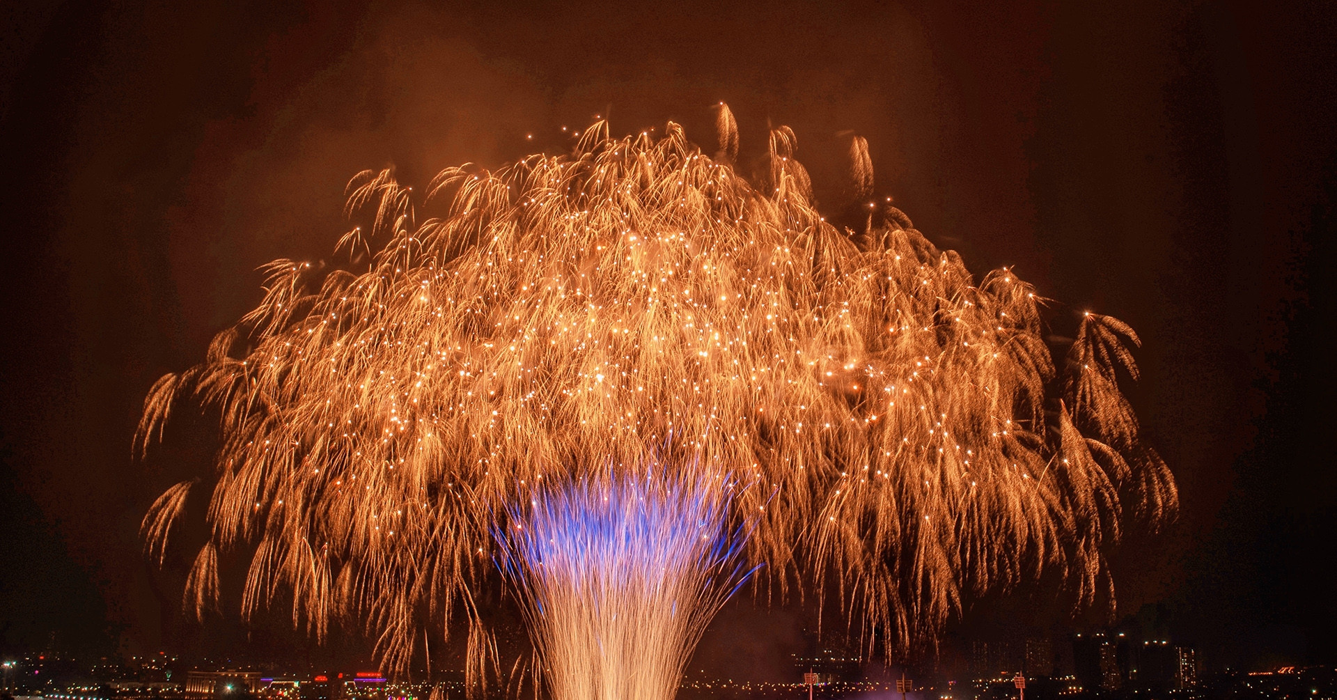 Pháo hoa chào mừng thành công Đại hội 14 của Đảng rực rỡ trên bầu trời Hà Nội