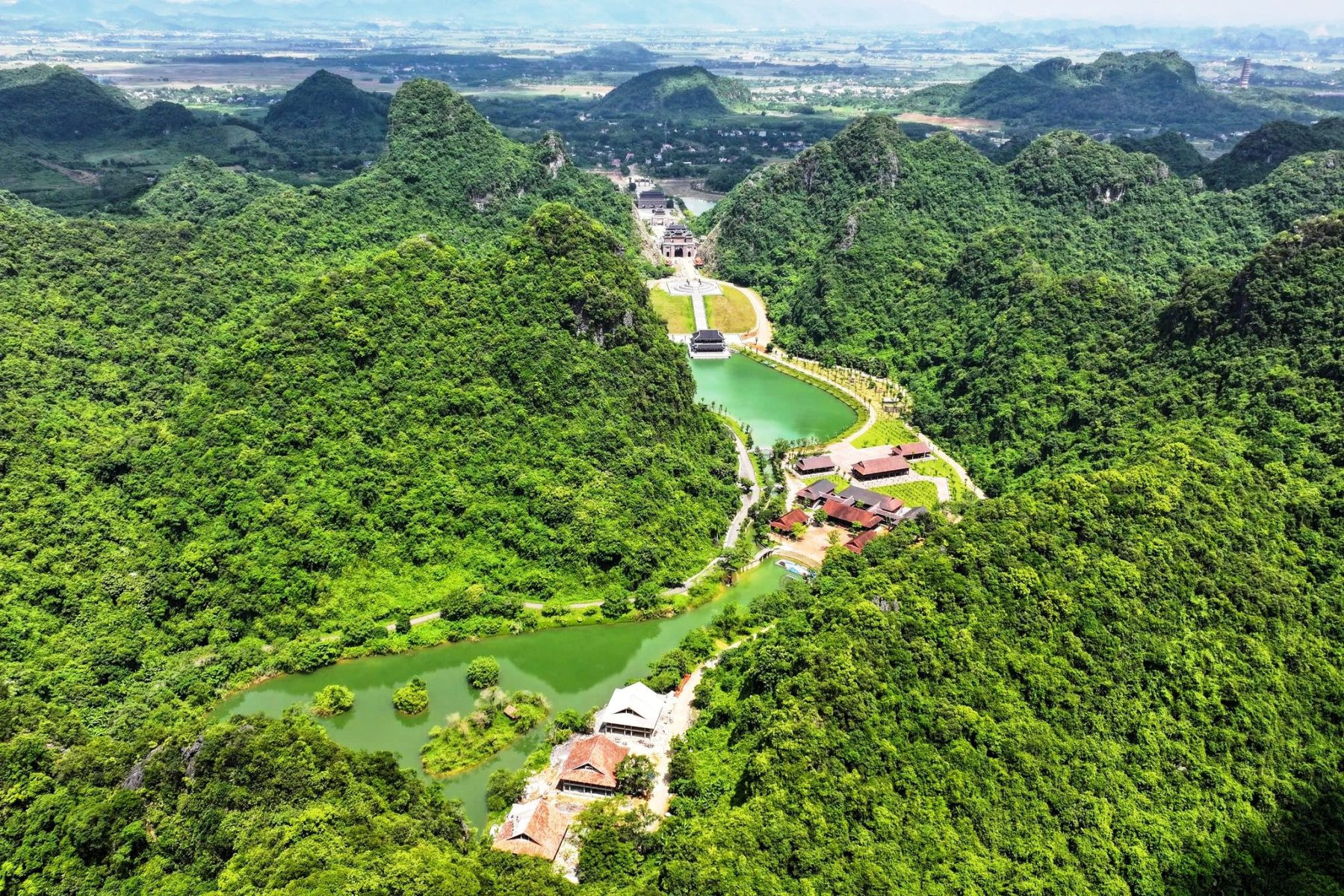 Thung Ui được bao bọc bởi những dãy núi đá vôi