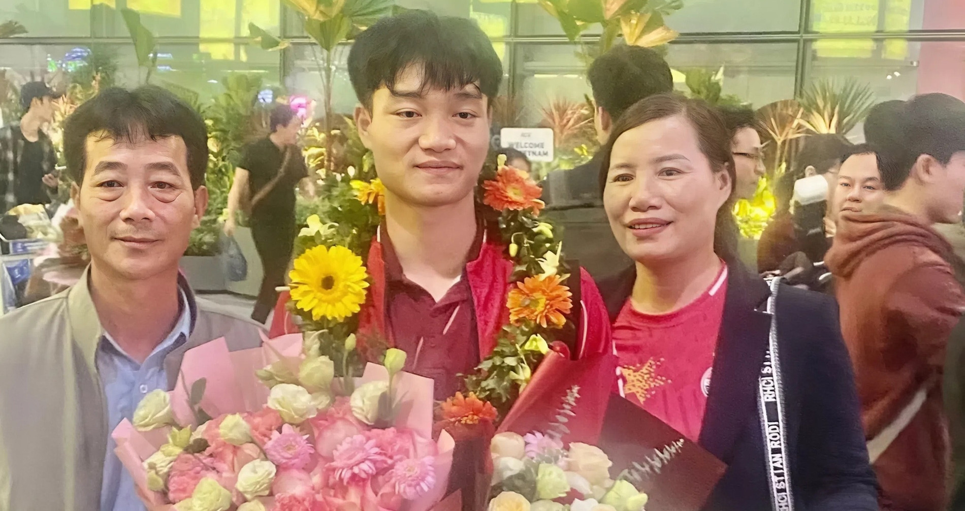 Tiền vệ tuyển U23 Việt Nam mê một món trong mâm cơm Tết, thích về nhà để được ăn