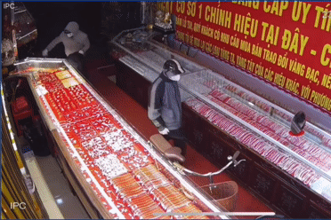Truy bắt 2 đối tượng cướp tiệm vàng ở Ninh Bình