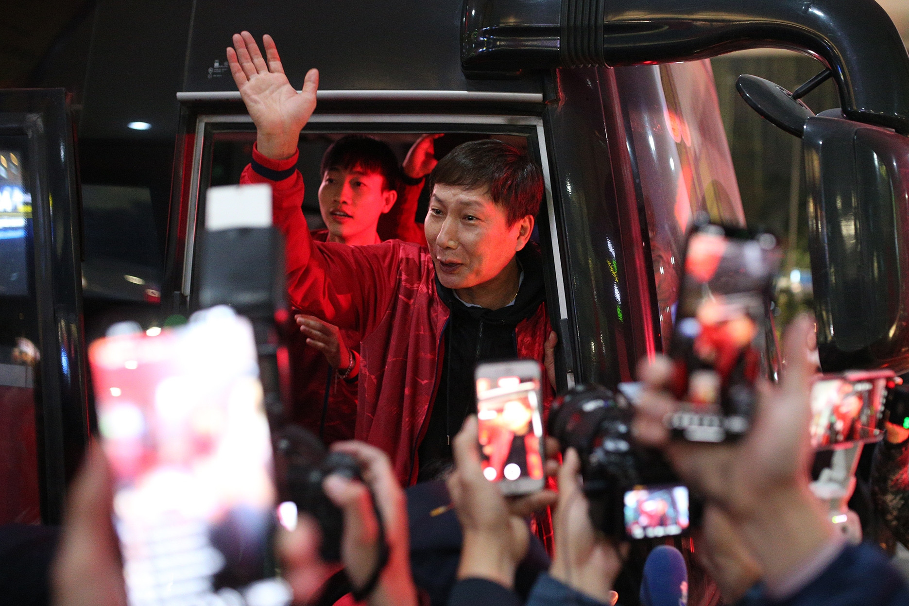 U23 Việt Nam rộn ràng về nước, nghìn người hâm mộ chào đón