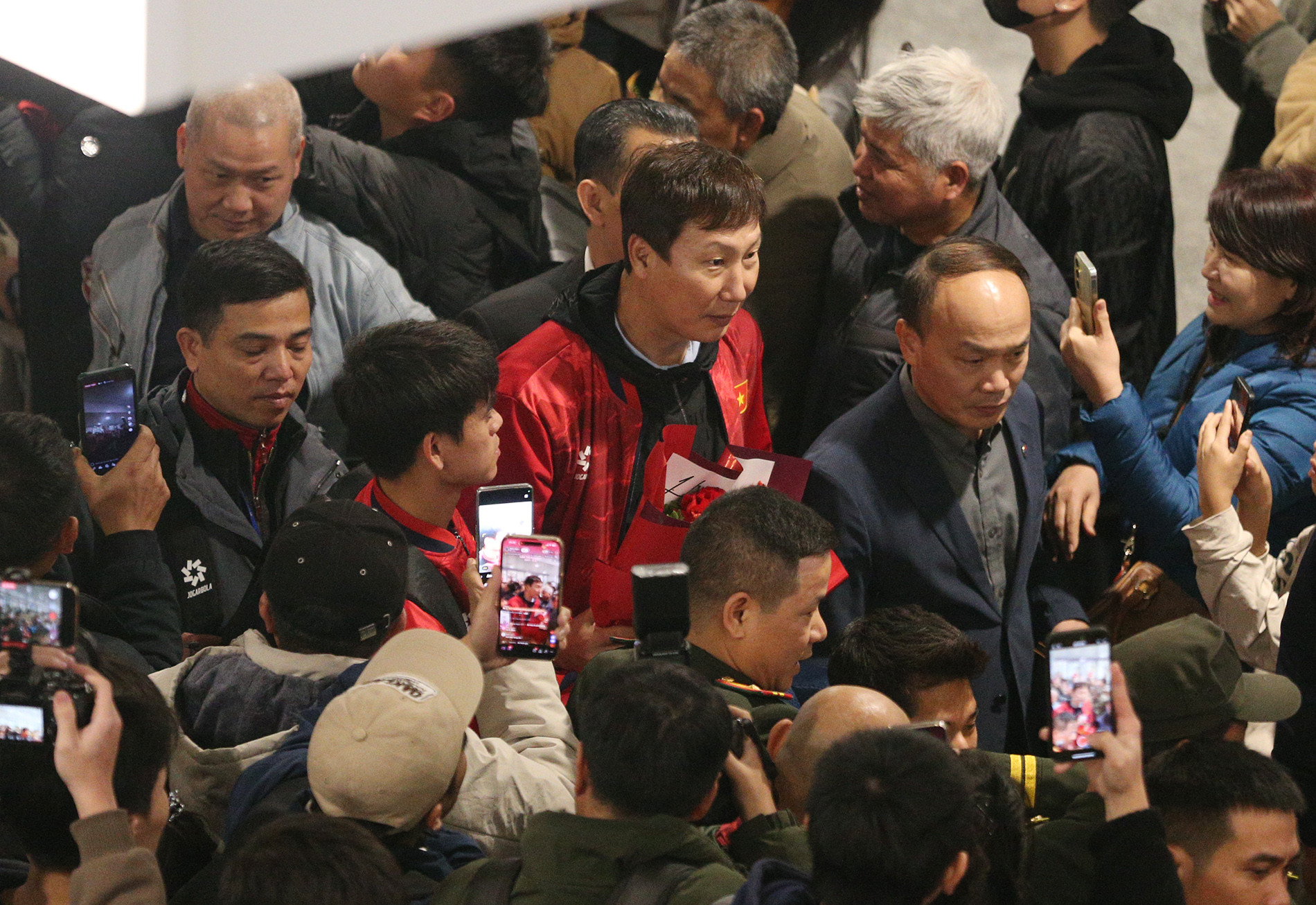 Kim Sang Sik: Từ nạn nhân yêu cầu từ chức đến người hùng bóng đá Việt Nam 9 u23 viet nam ve nuoc 4 2521