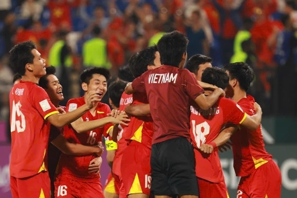 Video thầy trò HLV Kim Sang Sik vỡ òa cảm xúc sau loạt 11m cân não