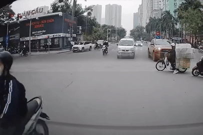 Vượt ẩu cắt ngang đầu ô tô, nam thanh niên đi xe máy bị húc văng xuống đường