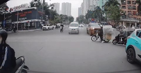 Vượt ẩu cắt ngang đầu ô tô, nam thanh niên đi xe máy bị húc văng xuống đường