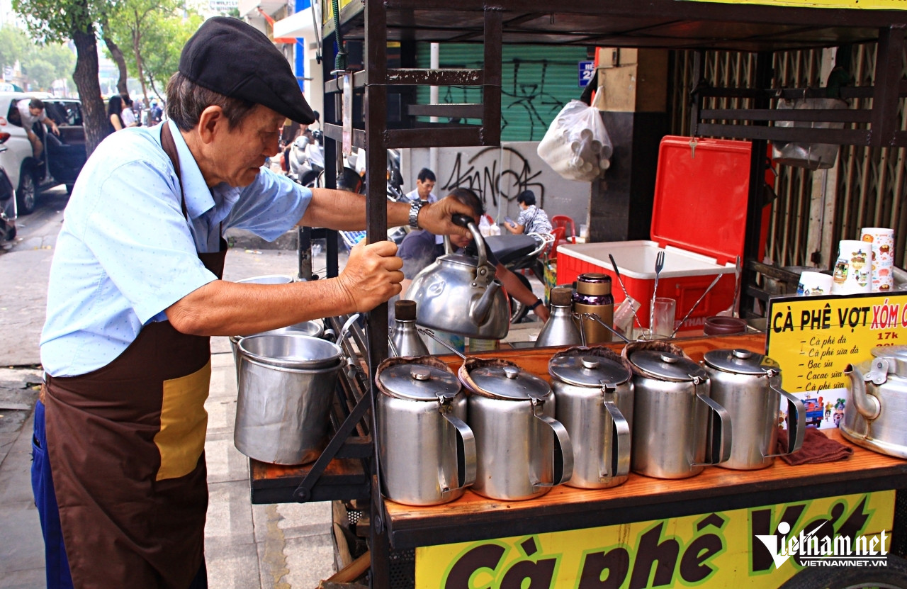 Cà phê vợt rang củi Xóm Chợ