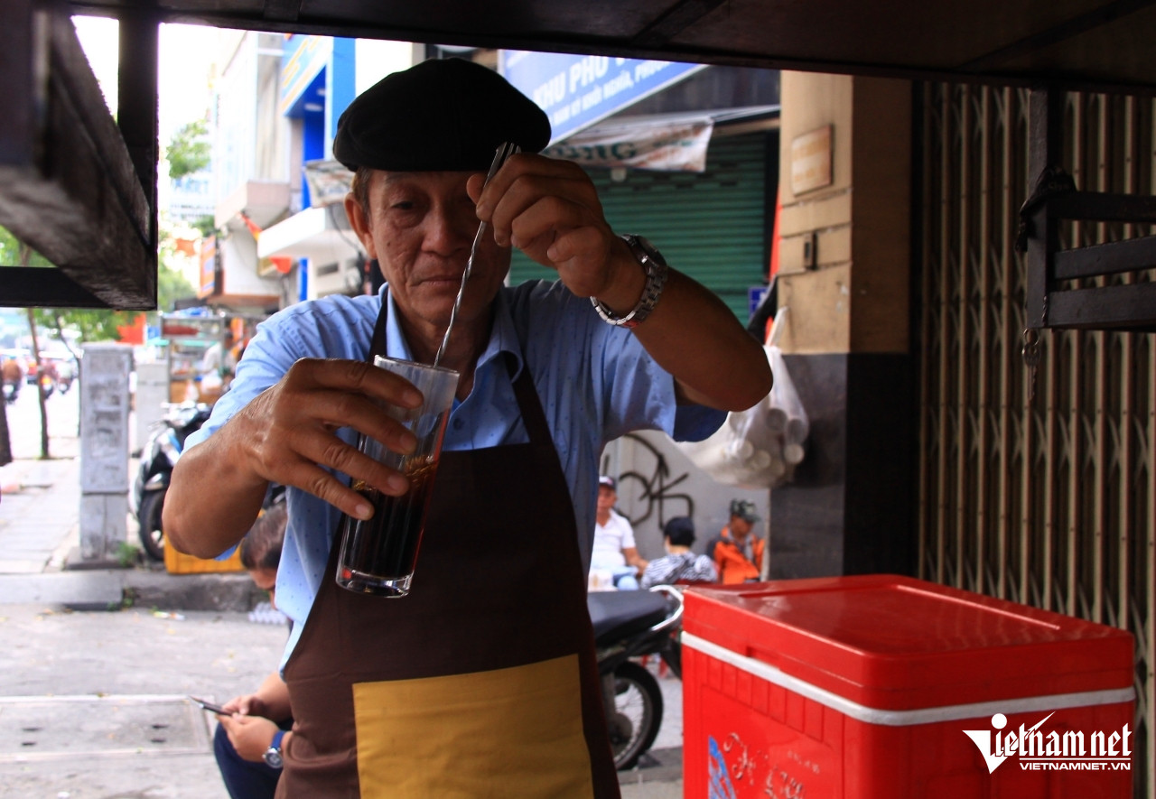 Cà phê vợt rang củi của ông Chí có hương, vị thơm ngon đặc trưng