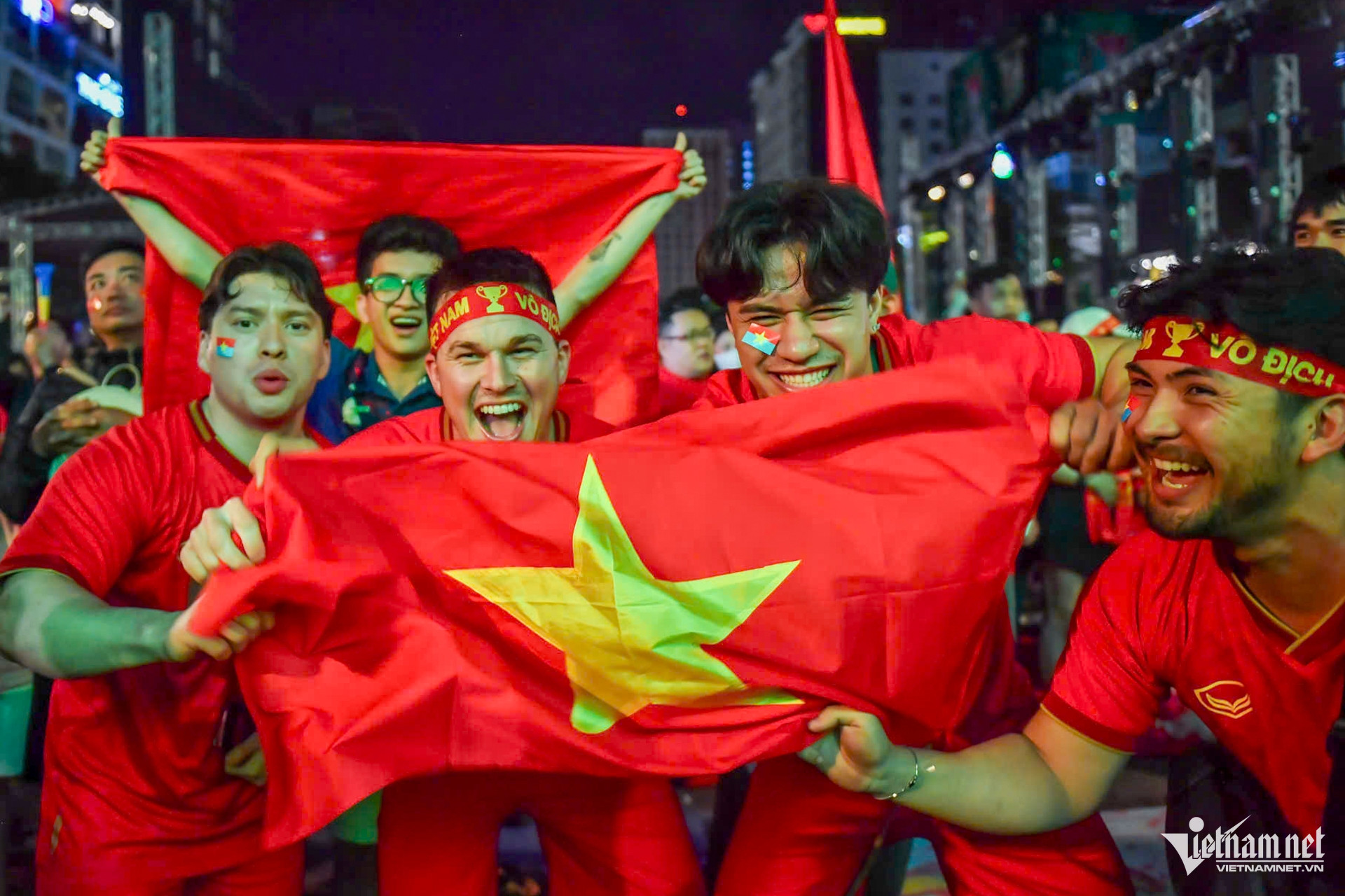 W-cố vũ bóng đá TPHCM 10.jpg