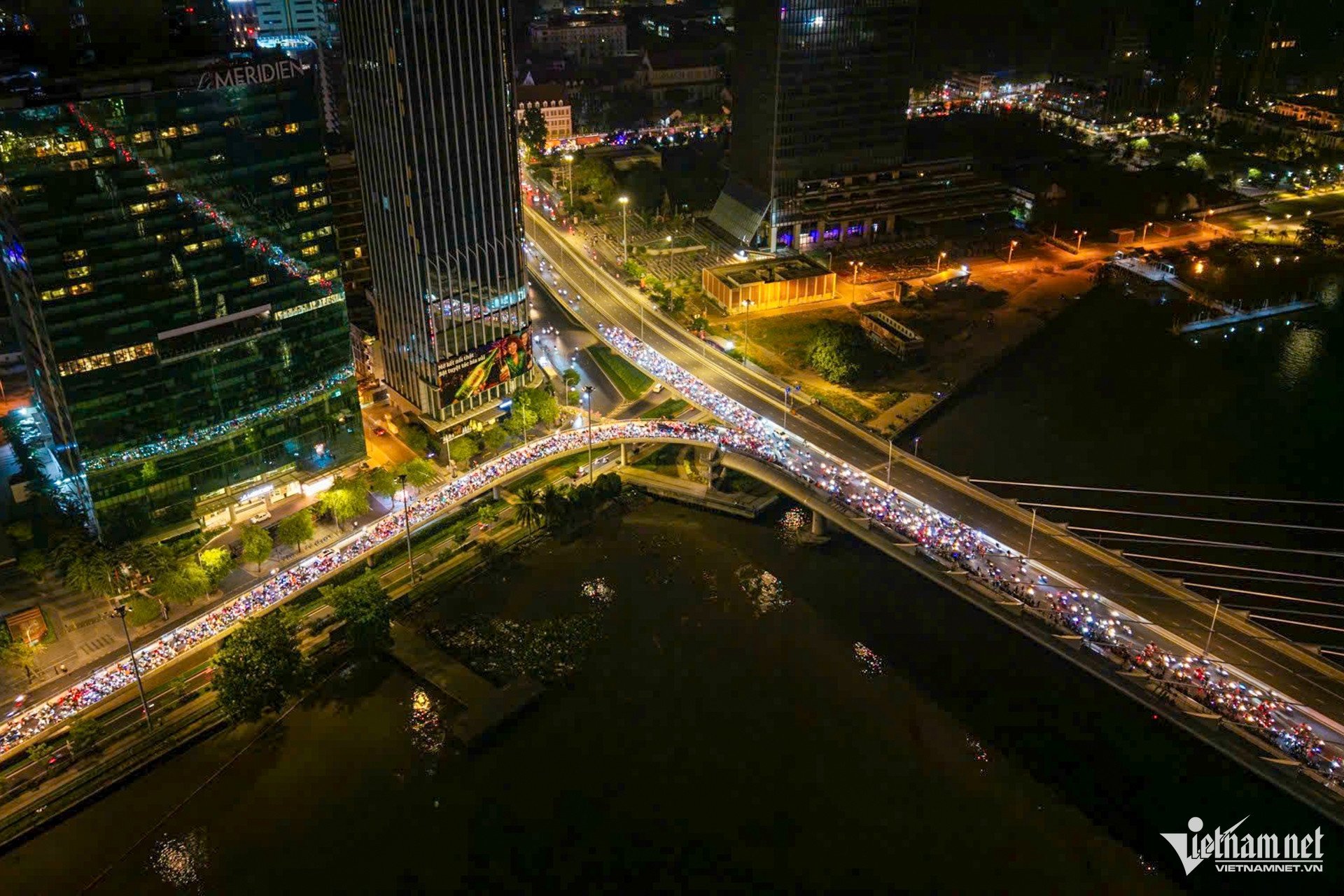 W-cố vũ bóng đá TPHCM 21.jpg