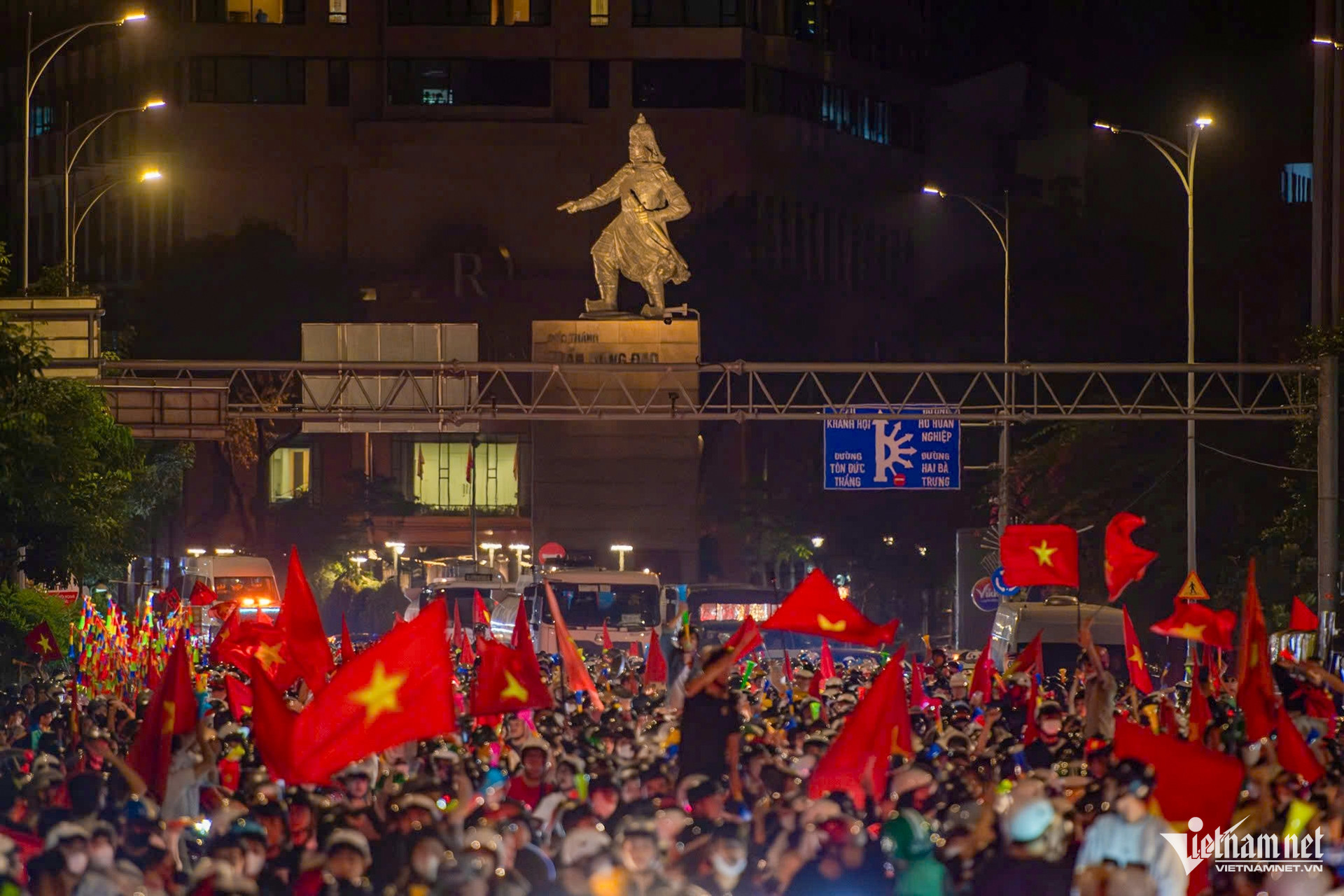 W-cố vũ bóng đá TPHCM 29.jpg