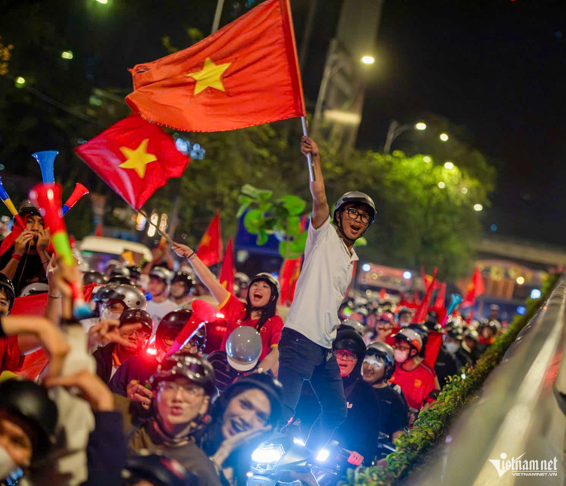 W-cố vũ bóng đá TPHCM 31.jpg