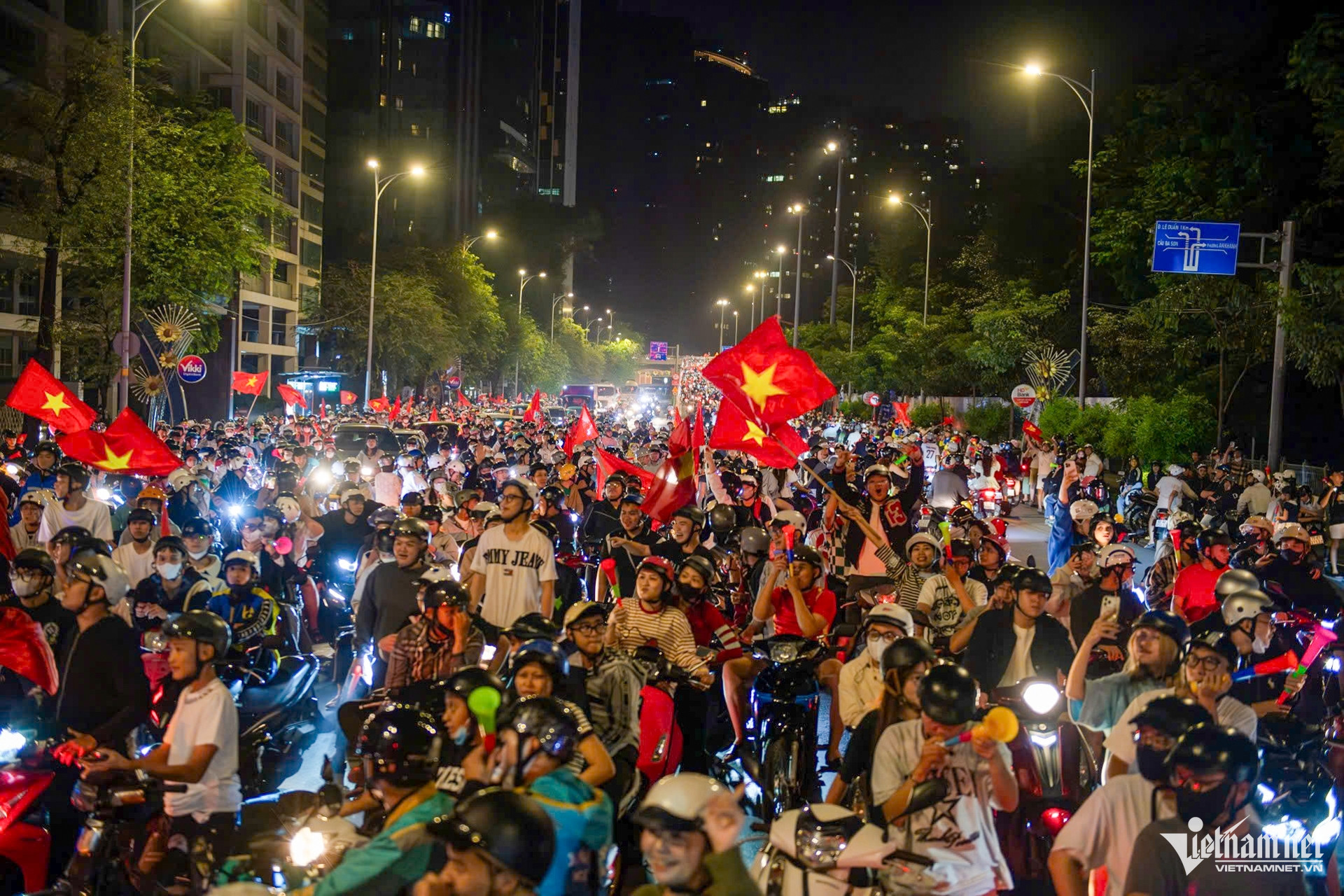 W-cố vũ bóng đá TPHCM 32.jpg