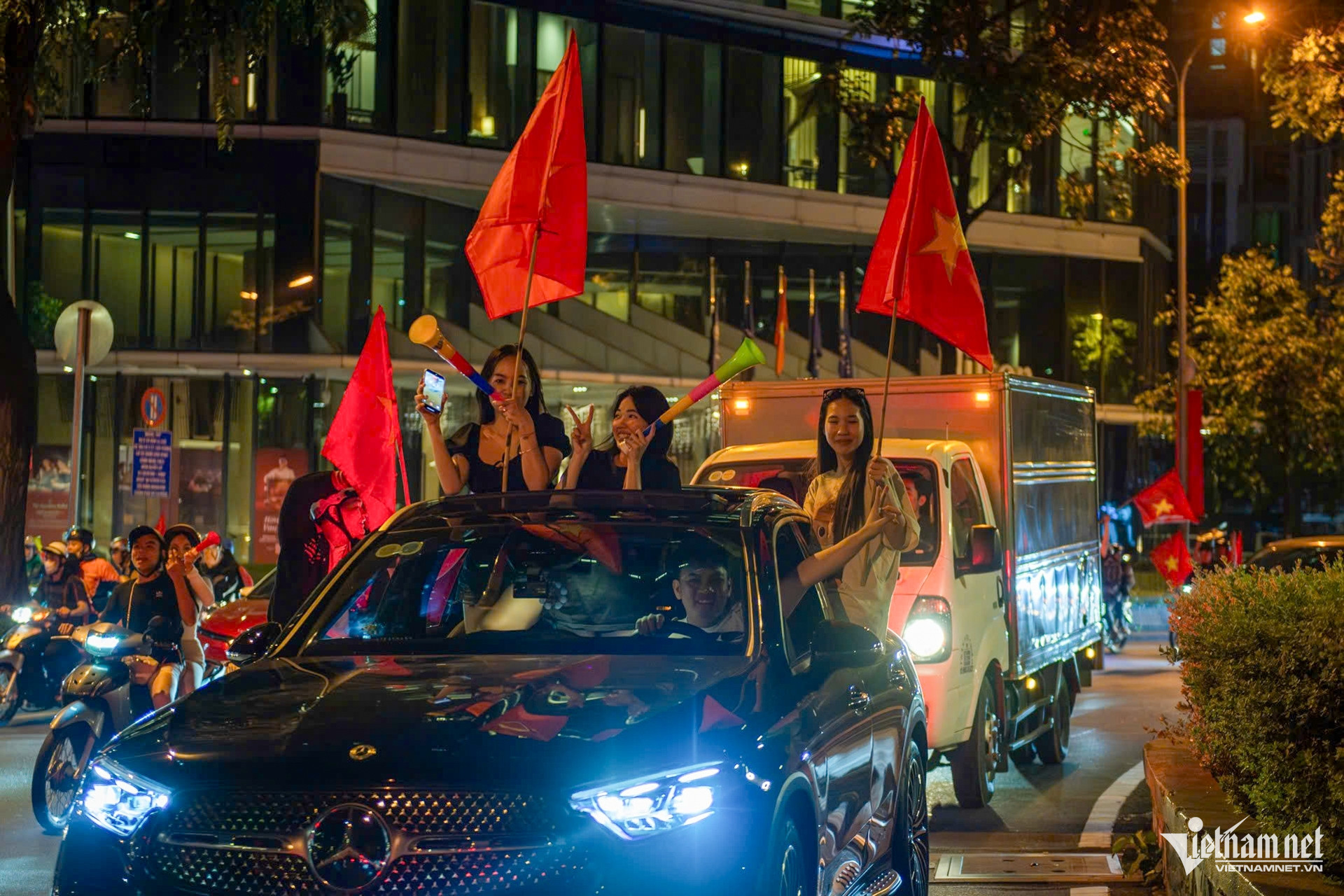 W-cố vũ bóng đá TPHCM 39.jpg