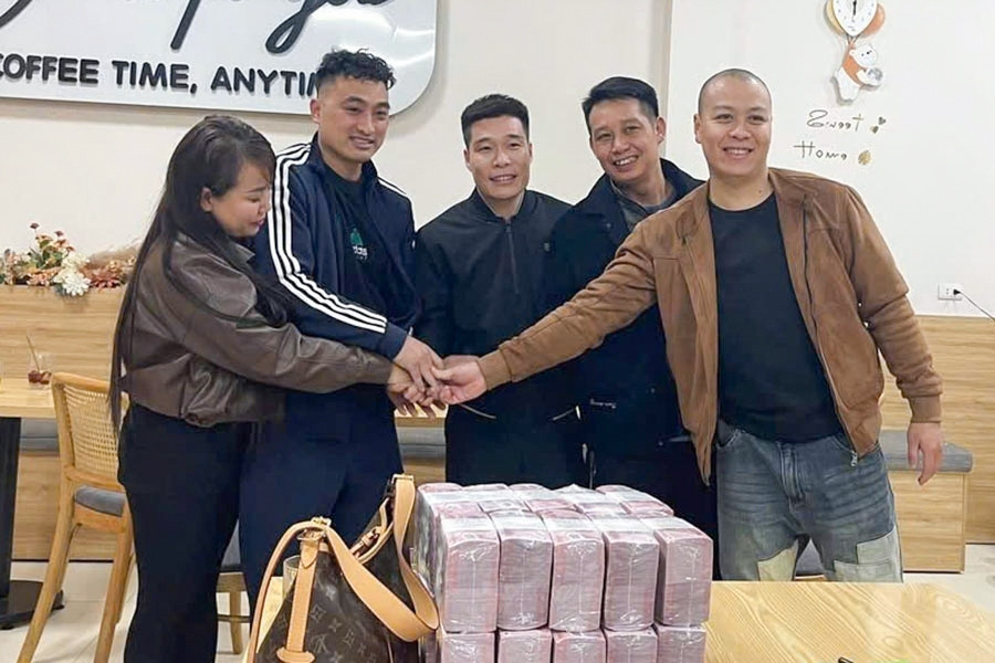 Ba người nhặt được bao tải chứa gần 1 tỷ đồng gần cao tốc Pháp Vân - Cầu Giẽ