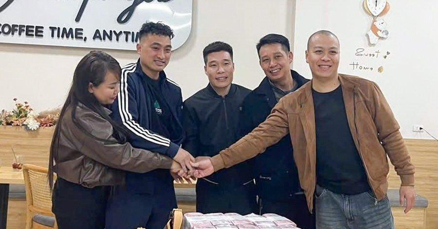 Ba người nhặt được bao tải chứa gần 1 tỷ đồng g...