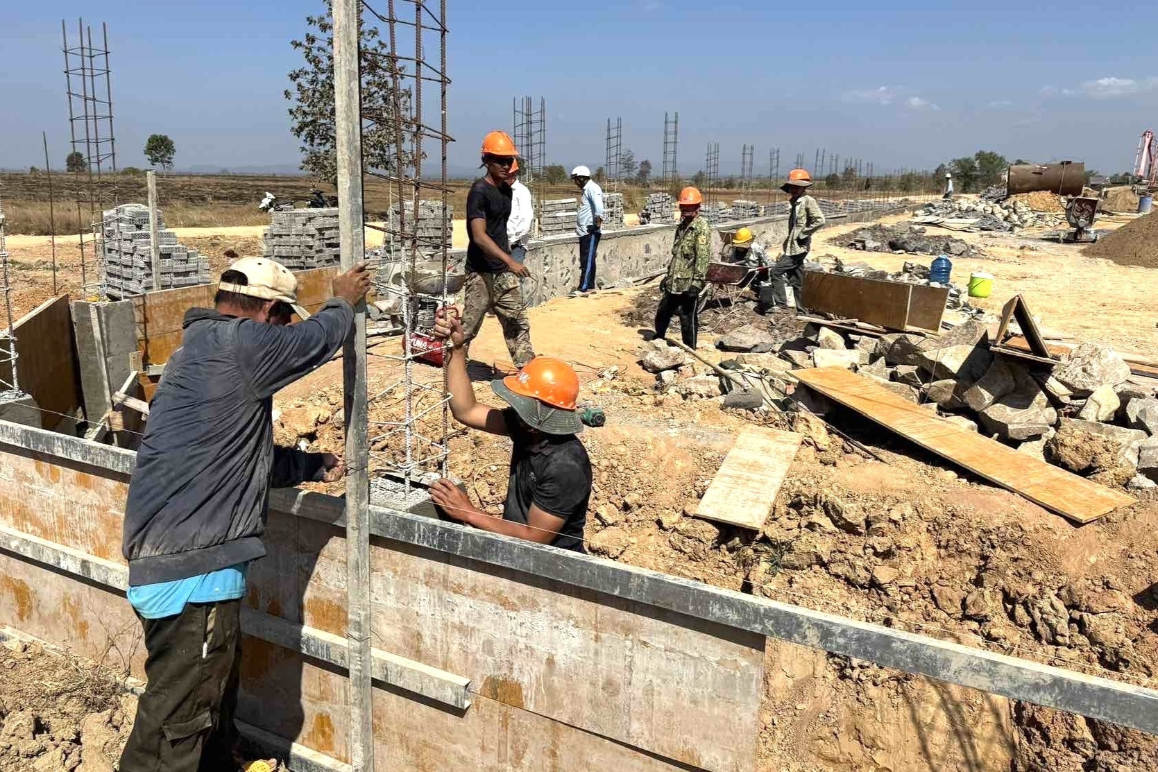 Ba trường nội trú liên cấp tại vùng biên giới Đắk Lắk sau 2 tháng thi công