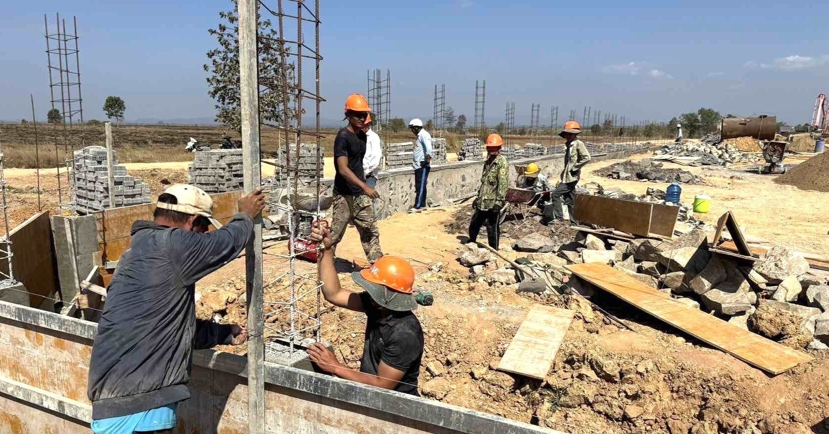 Ba trường nội trú liên cấp tại vùng biên giới Đắk Lắk sau 2 tháng thi công