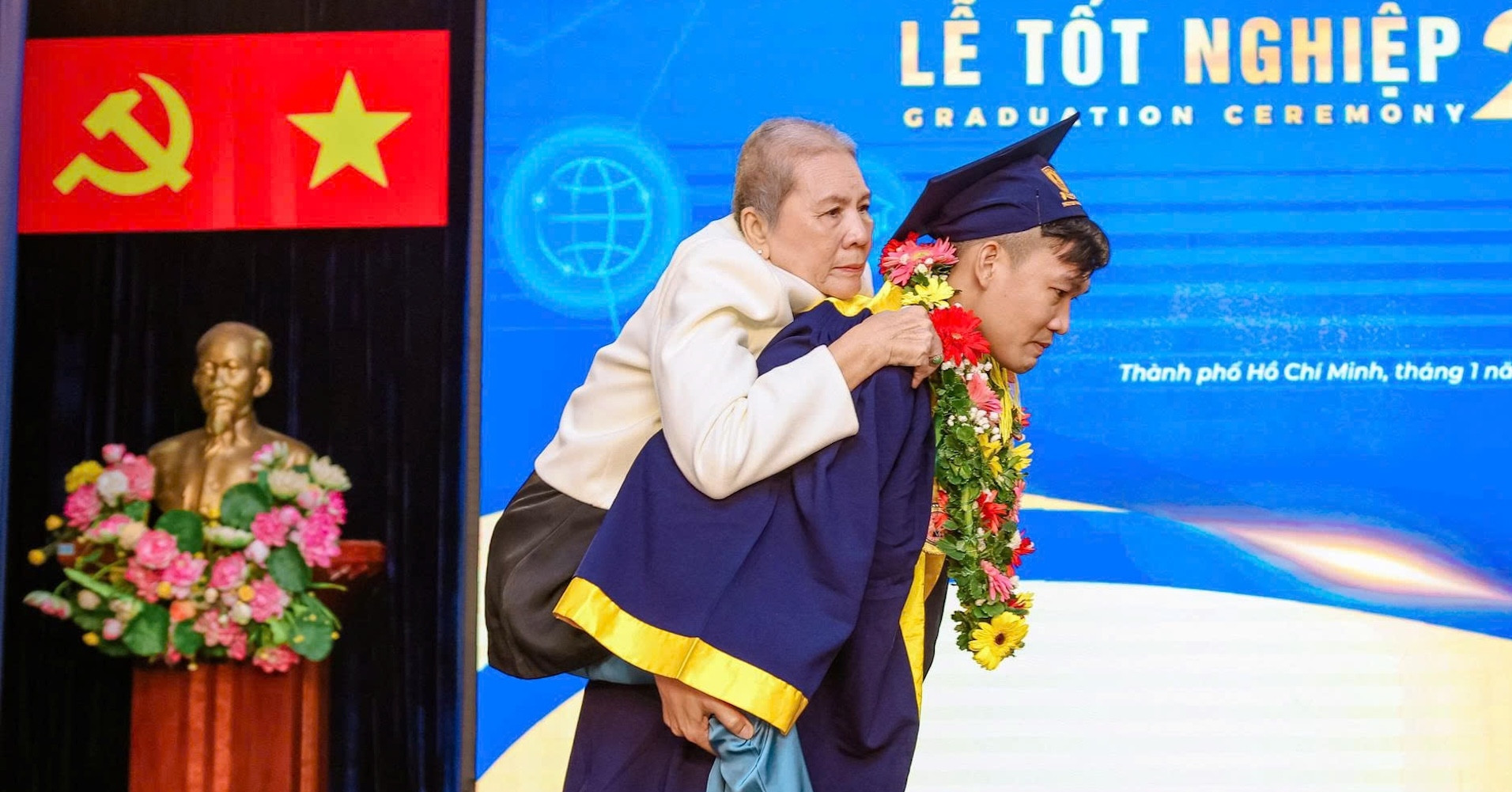 Cha mất trước ngày bảo vệ luận văn, nam sinh cõng mẹ nhận bằng tốt nghiệp xuất sắc