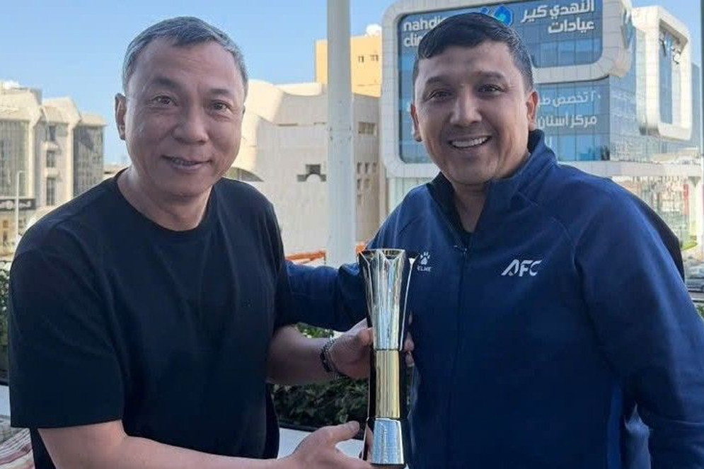 Chủ tịch VFF mang quà đặc biệt từ Saudi Arabia về cho Đình Bắc