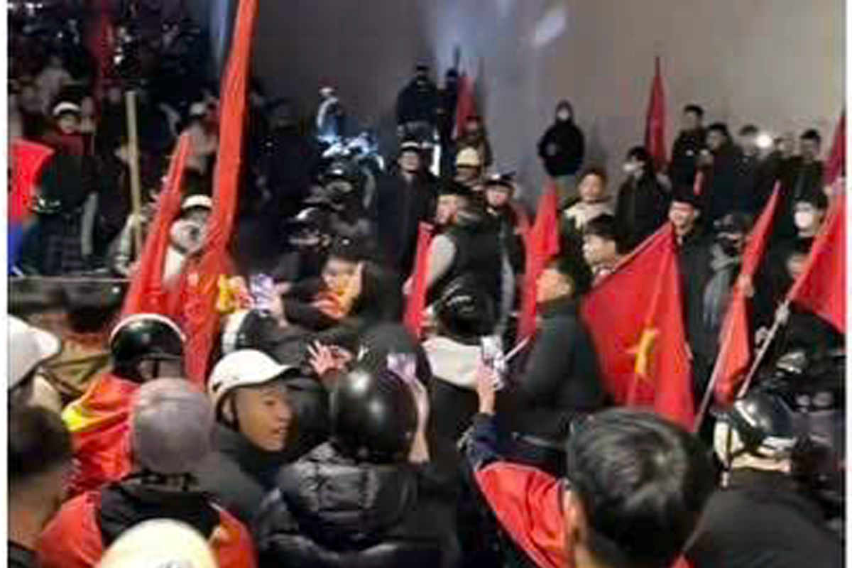 Công an triệu tập nhóm đối tượng sàm sỡ, đánh người trong đêm 'đi bão' ở Hà Nội