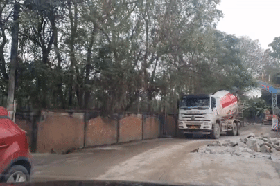 Dân Hà Nội bức xúc vì xe chở bê tông chạy suốt ngày đêm, bụi phủ kín nhà