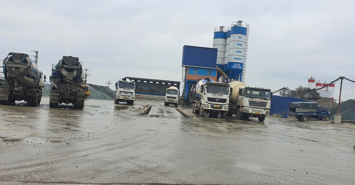 Dân Hà Nội bức xúc vì xe chở bê tông chạy suốt ngày đêm, bụi phủ kín nhà