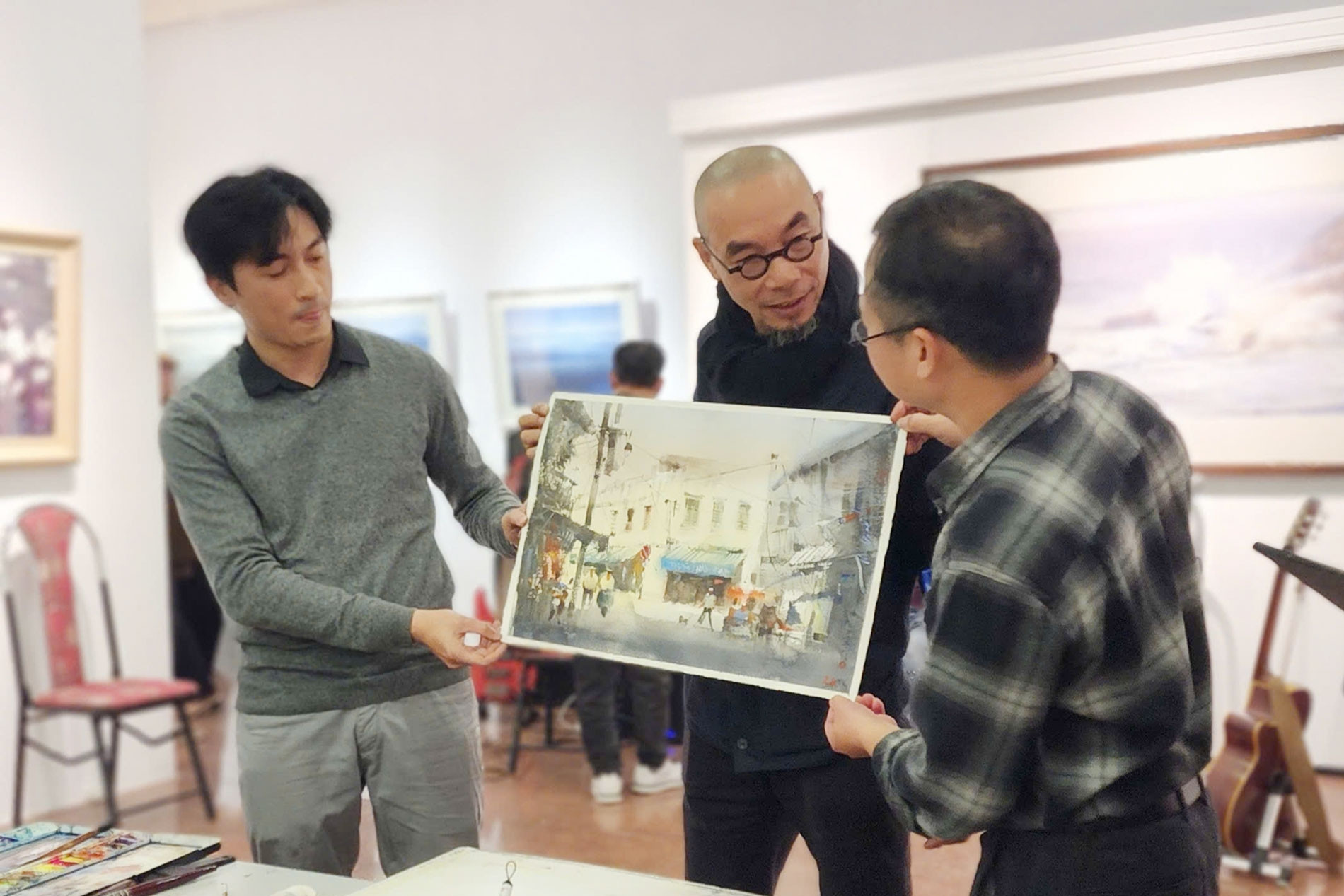 Giới mộ điệu thích thú khi 9 họa sĩ vẽ màu nước ngay tại triển lãm