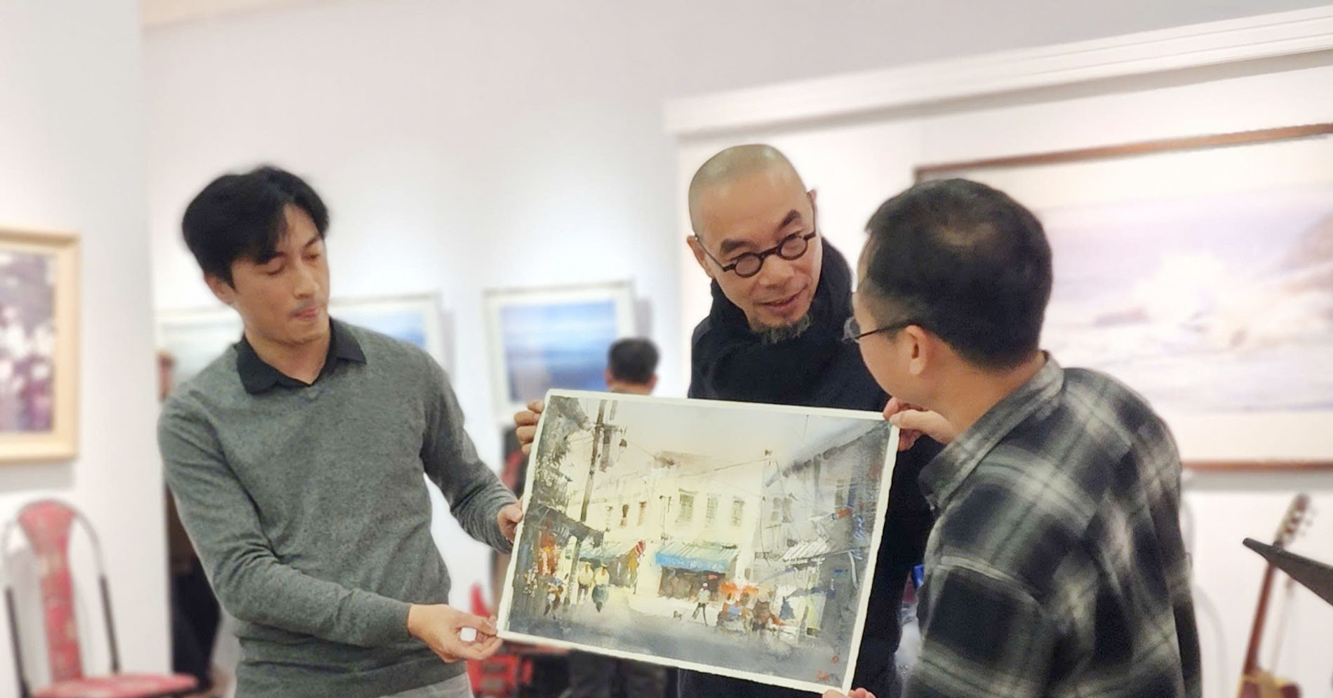 Giới mộ điệu thích thú khi 9 họa sĩ vẽ màu nước ngay tại triển lãm