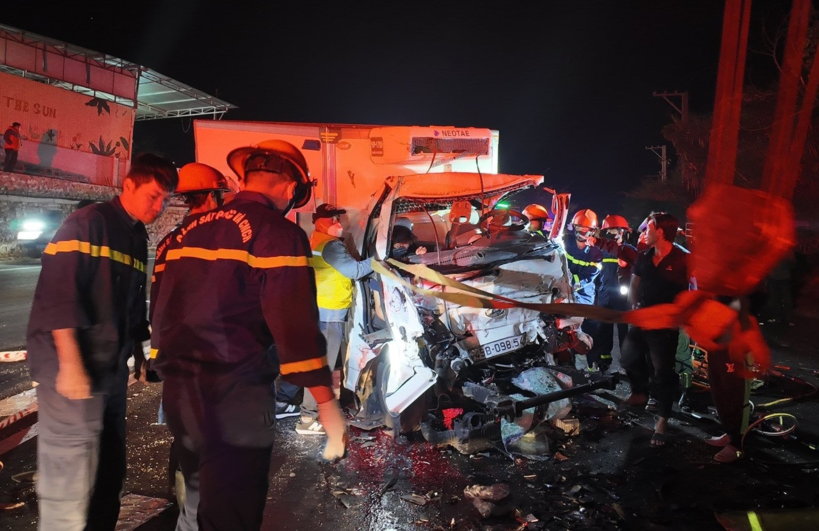 Hai xe tải tông trực diện trên quốc lộ lên Đà Lạt, hai người tử vong